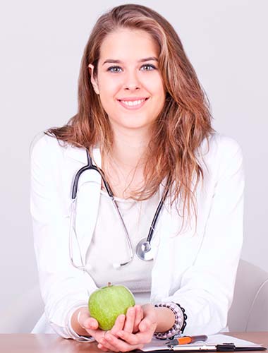 женщина врач с яблоком в руке