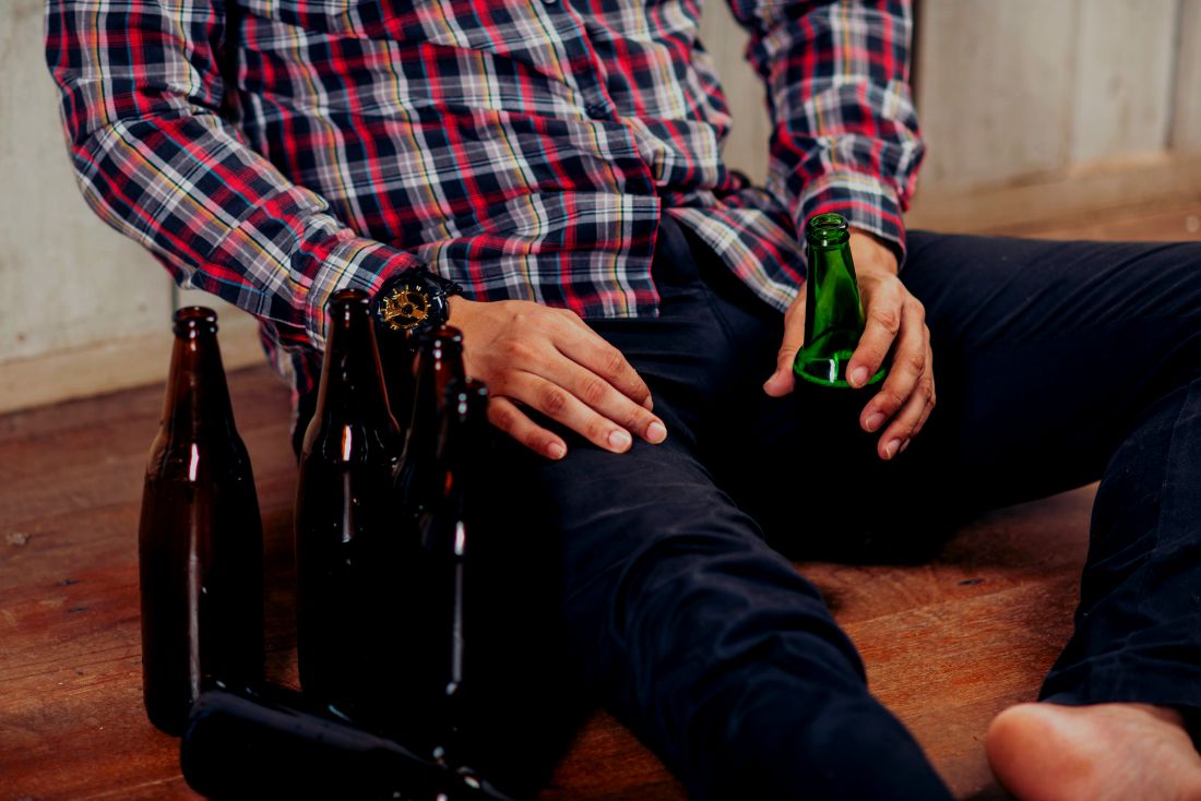 Мужчина сидит с бутылками пива