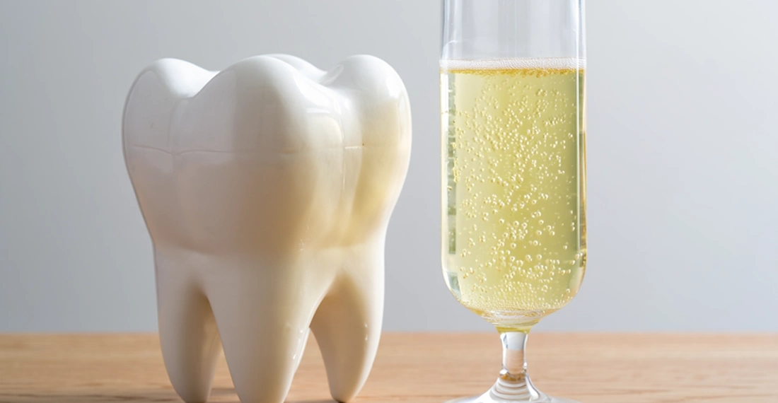 Зуб и фужер с алкоголем