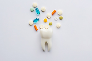 Мулляж зуба и антибиотики на столе