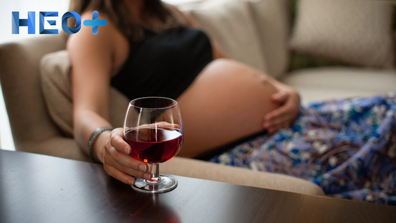 Беременная женщина пьет вино