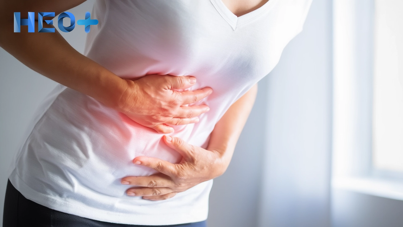 Женщина держится за живот