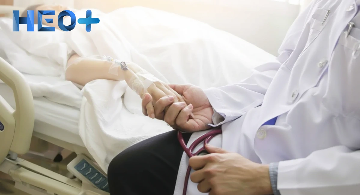 Врач держит больного пациента за руку