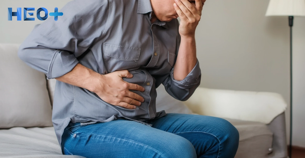 Человек держится руками за бок и за голову