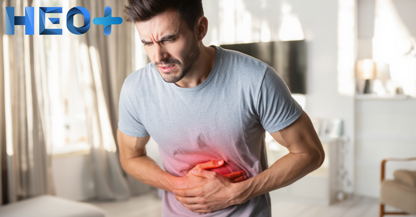 мужчина держит руки на больном животе