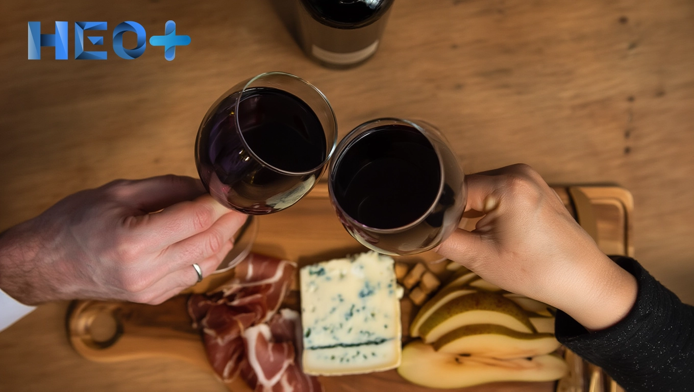 Люди чокаются бокалами