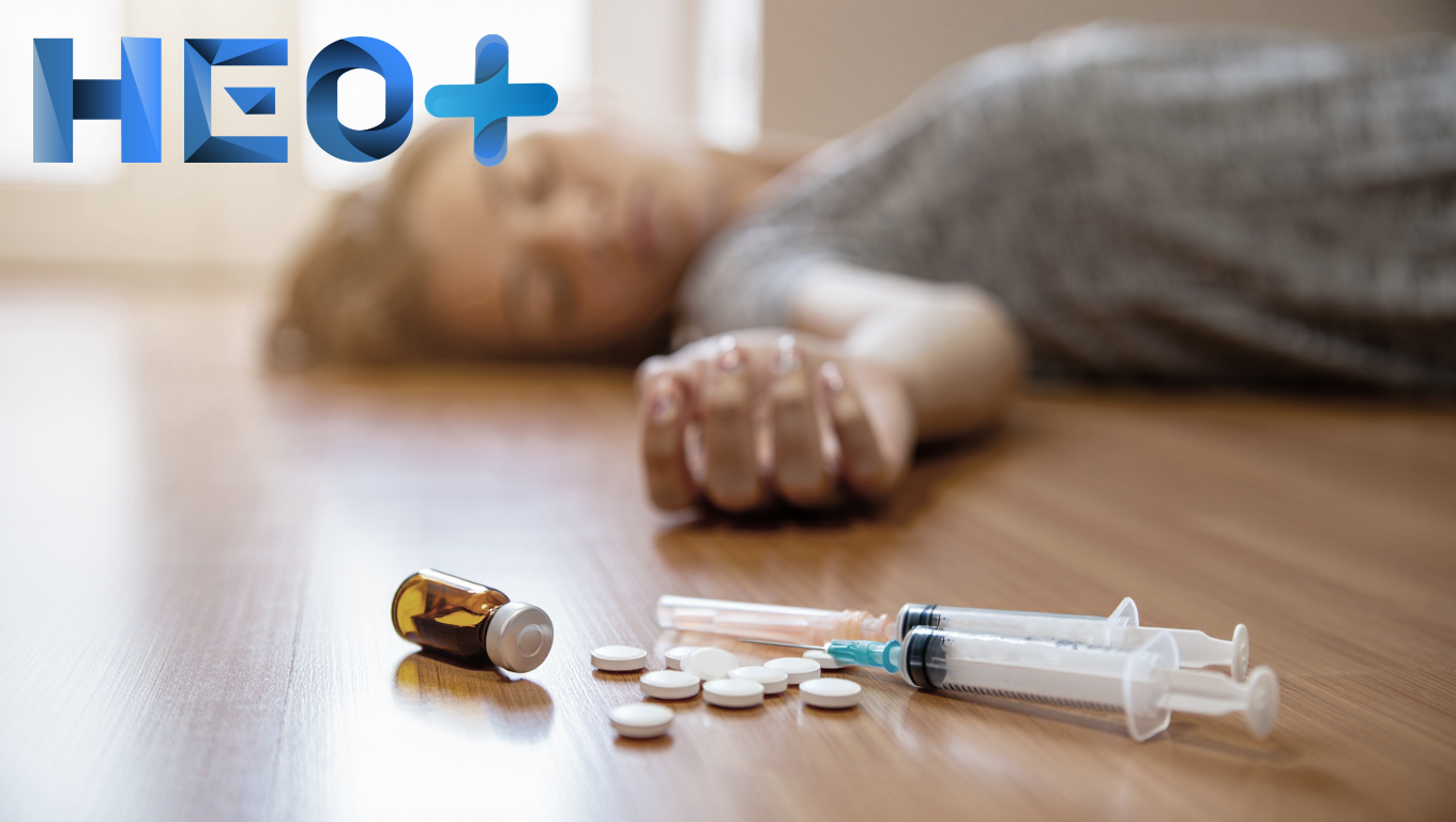 Ребенок лежит на полу возле него валяются шприц и таблетки