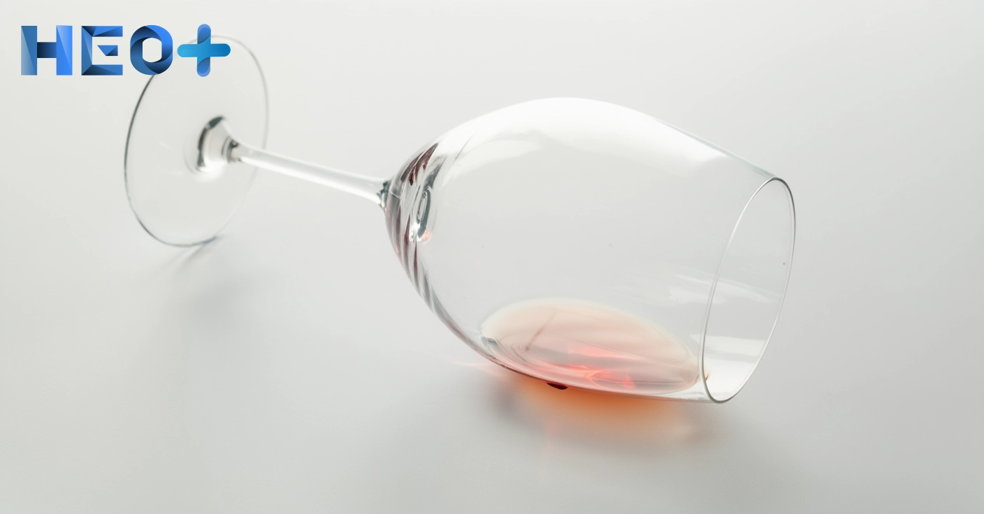 Пустой бокал вина лежит на полу