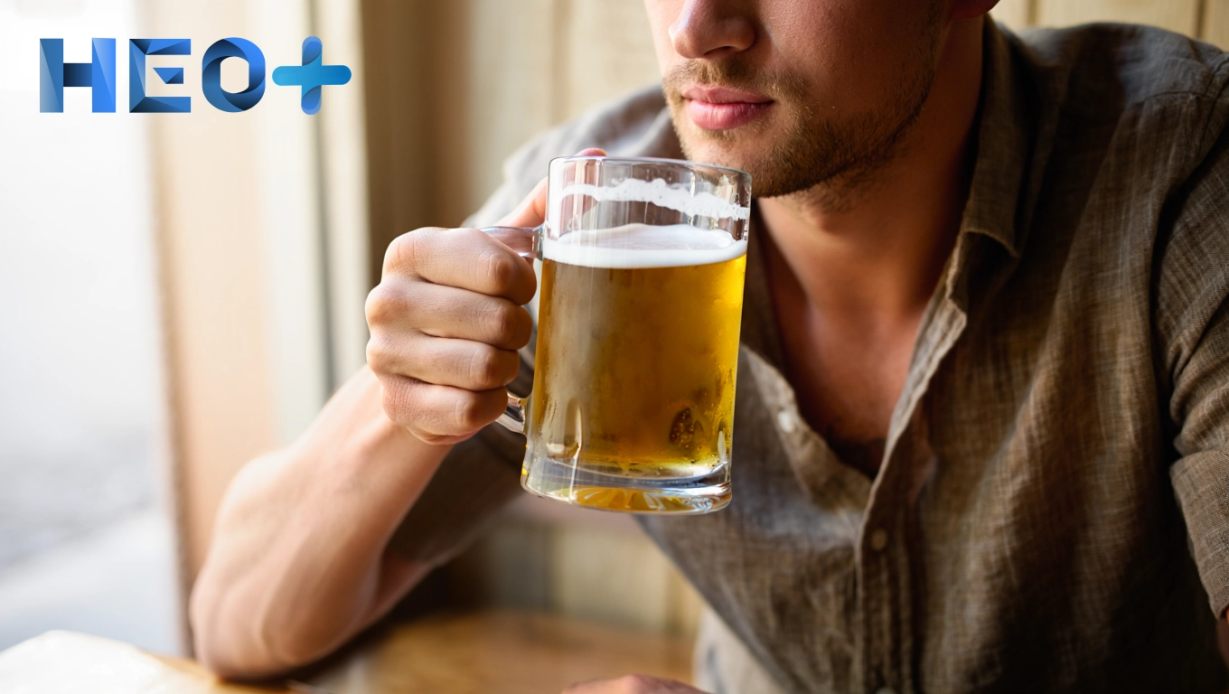 Мужчина пьет пиво