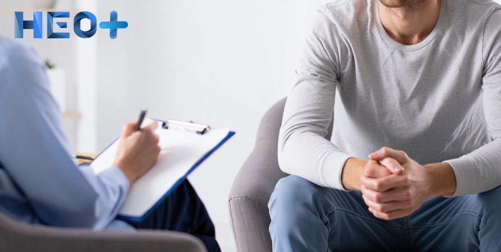 Мужчина на сеансе психотерапевта