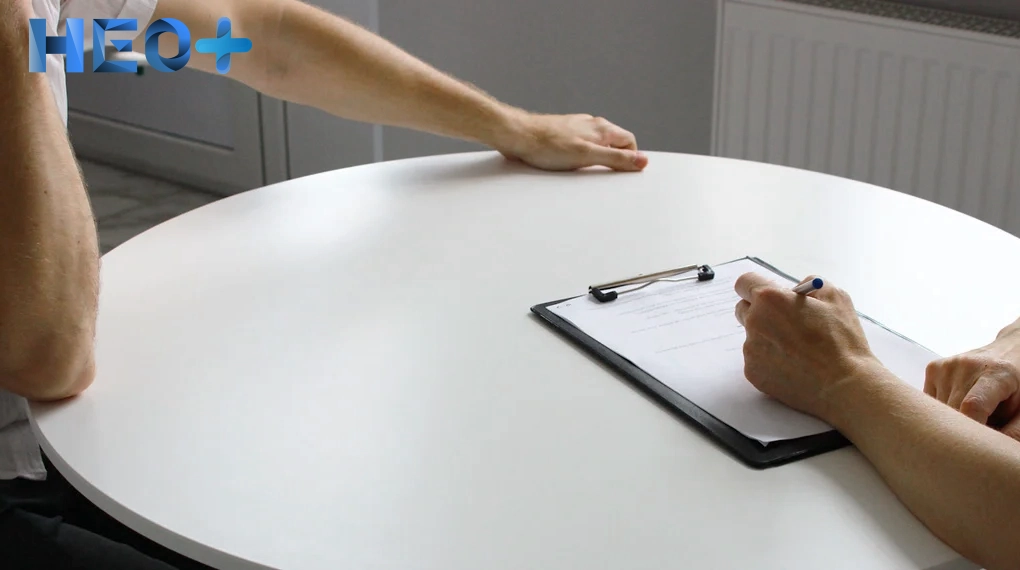 пациент сидит на консультации с врачом