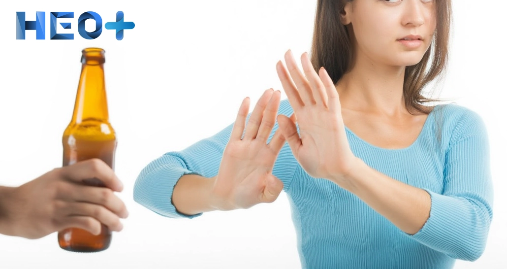 Женщина отказывается от алкоголя