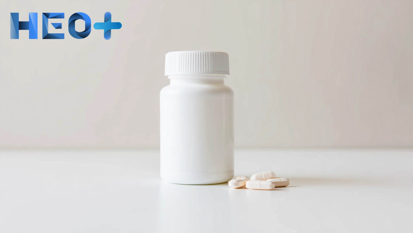 Таблетки лежат на столе