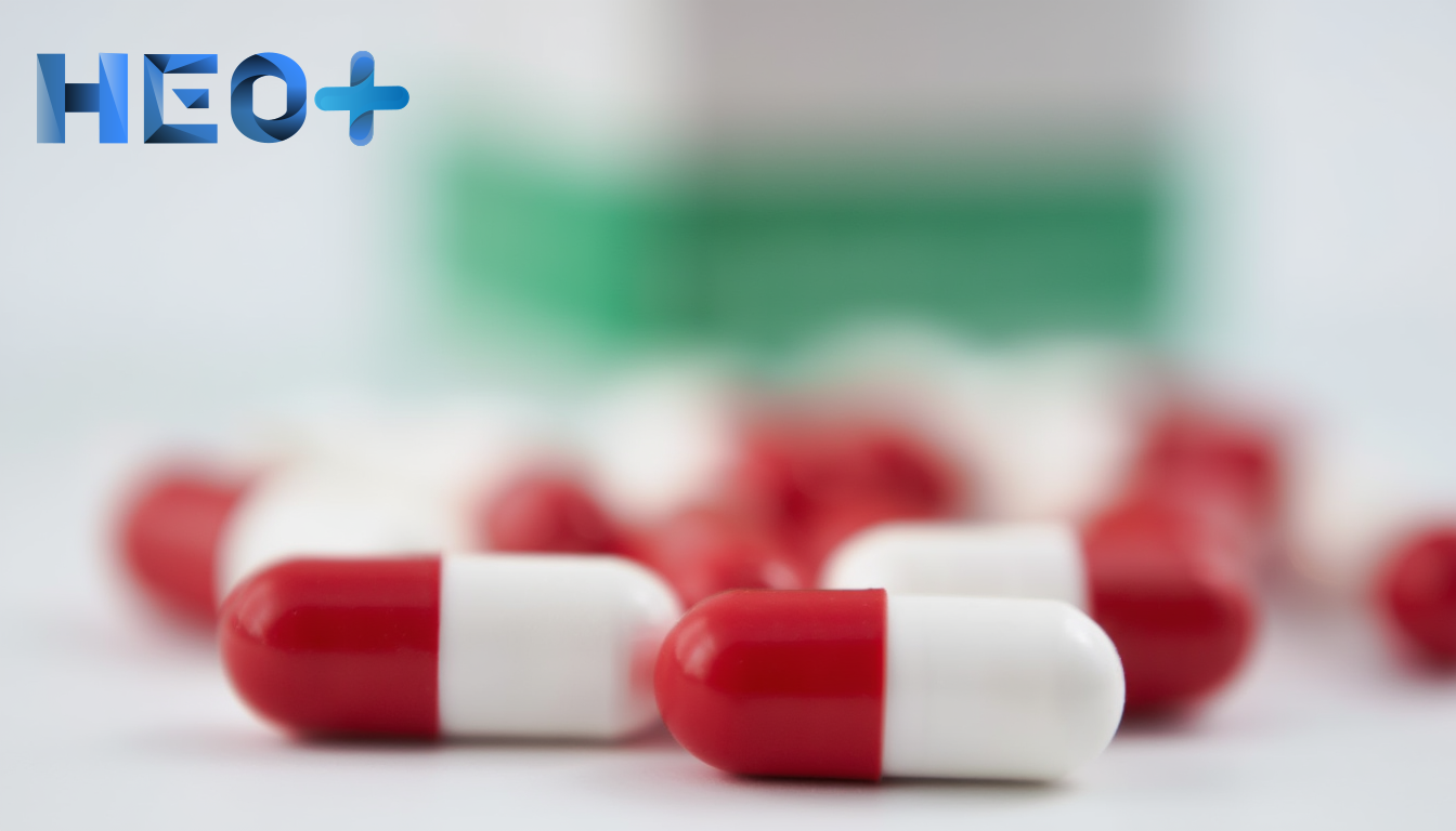 Красно-белые капсулы лекартсва на столе