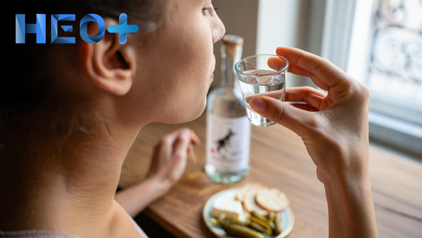 Девушка пьет водку из рюмки